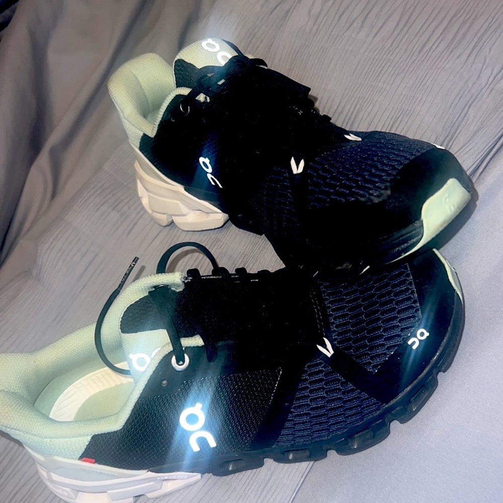 Womens size 6.5 On Cloud Running Tennis Shoes/ Sneakers